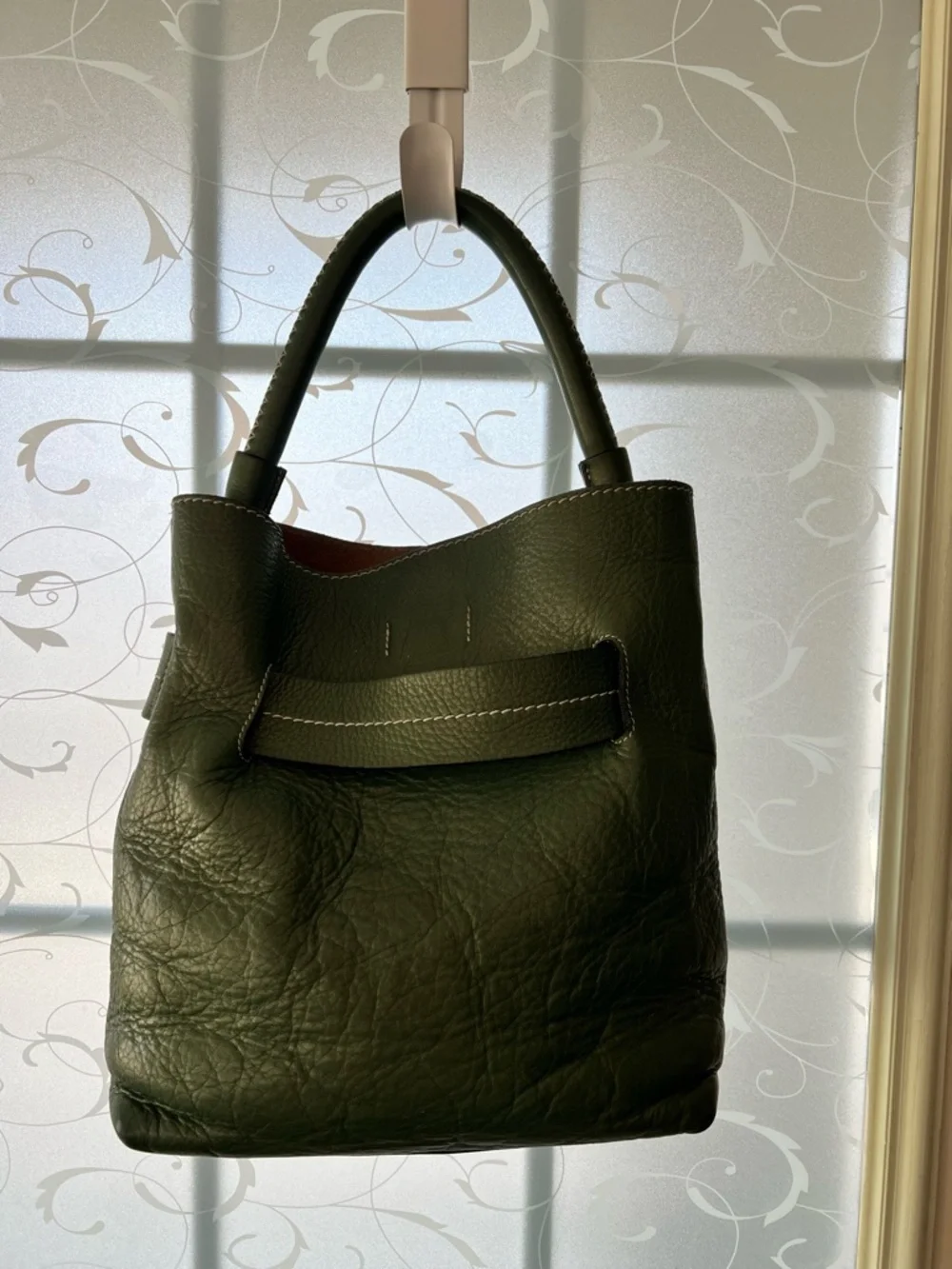 Tramontano hand bag in a pebbled green with a slight shimmer. Magnetic closure.